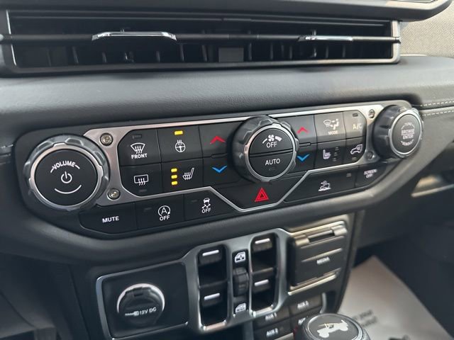 Used 2025 Jeep Wrangler Sahara image 23