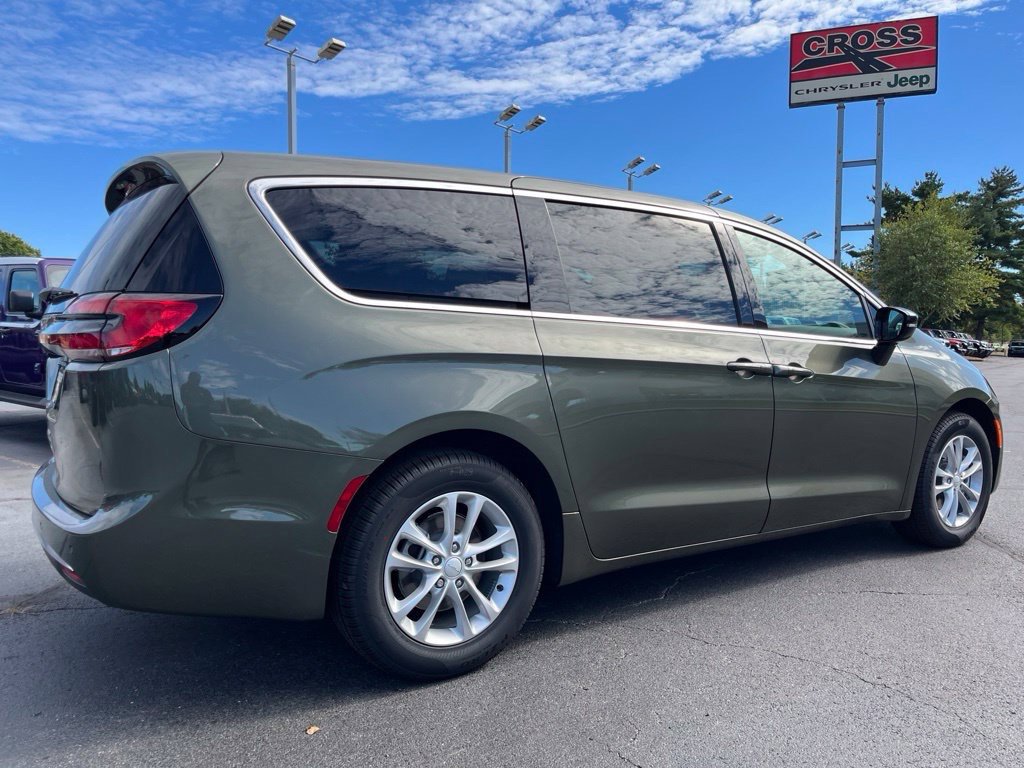 New 2027 Chrysler Pacifica Select FWD image 42