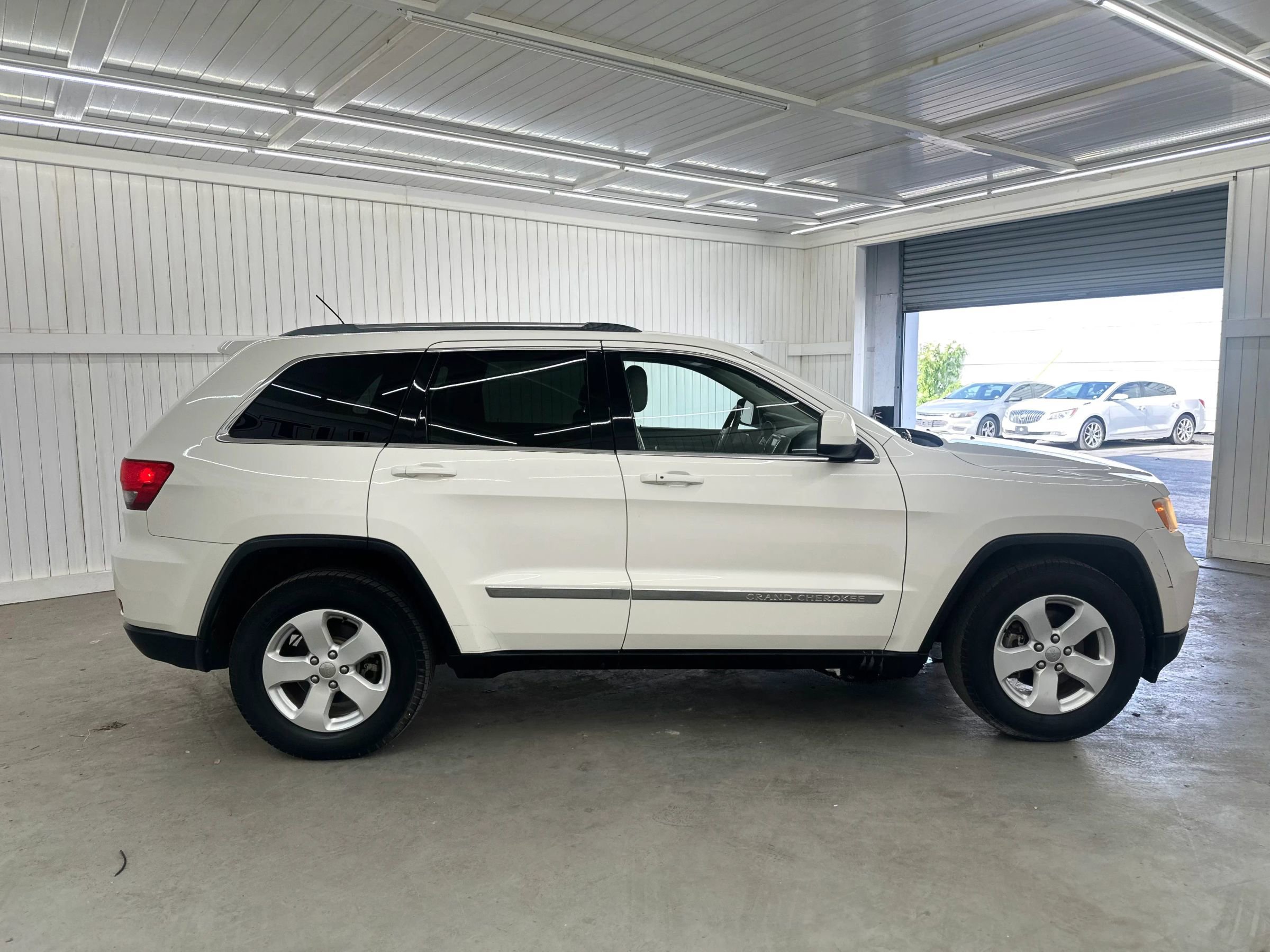 Used 2011 Jeep Grand Cherokee Laredo RWD image 4
