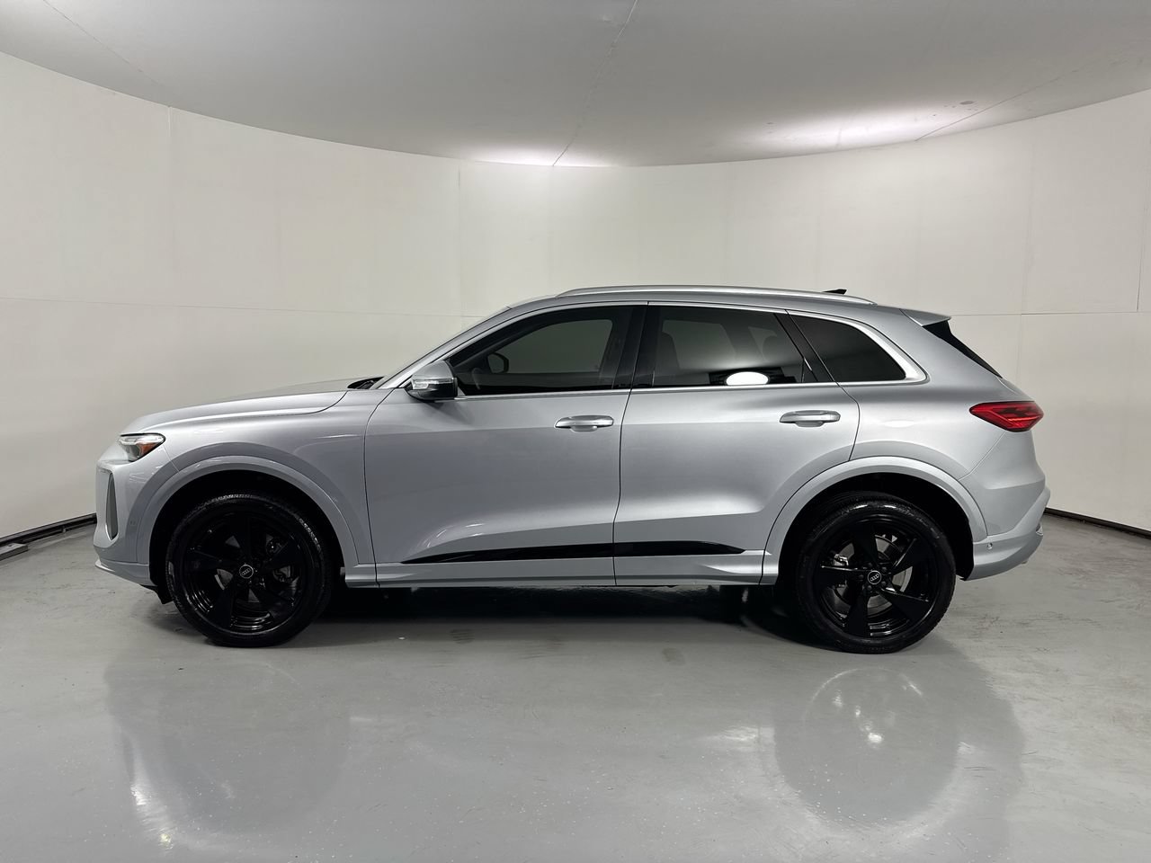 Used 2025 Audi Q5 Premium Plus w/ Premium Plus AWD/4WD image 2