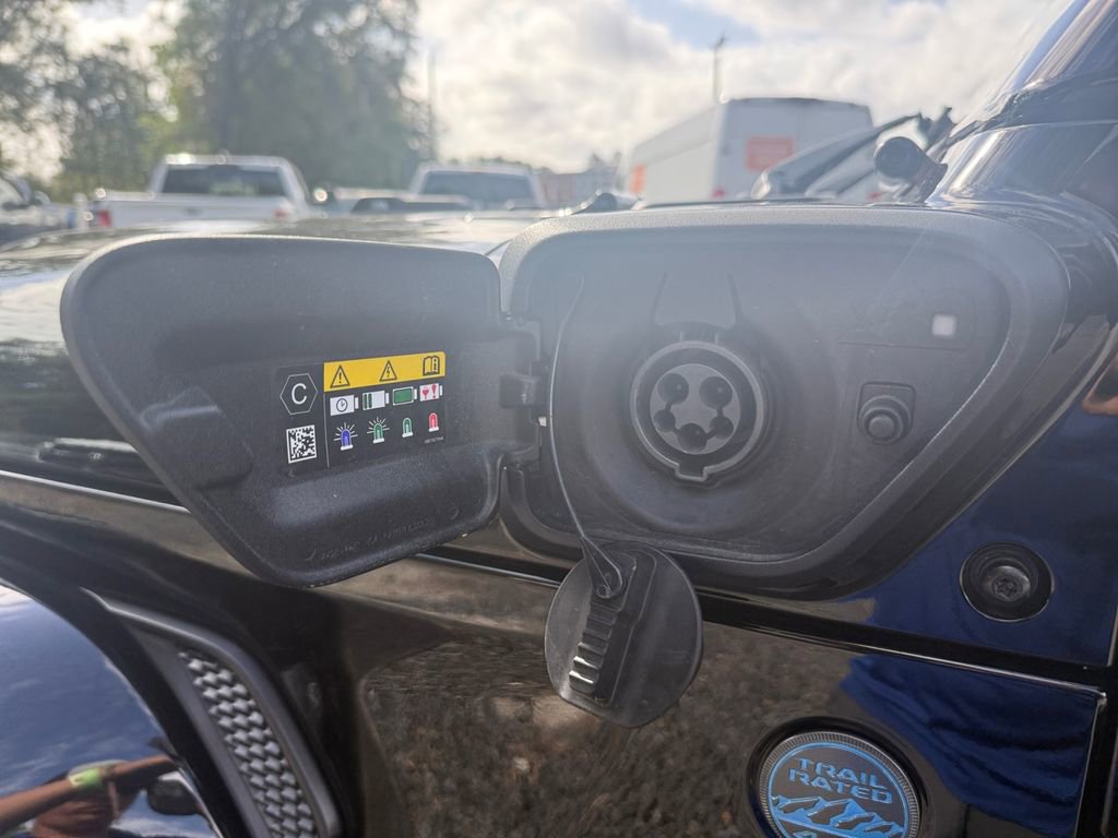 Certified 2025 Jeep Wrangler Unlimited Sahara w/ Safety Group image 17