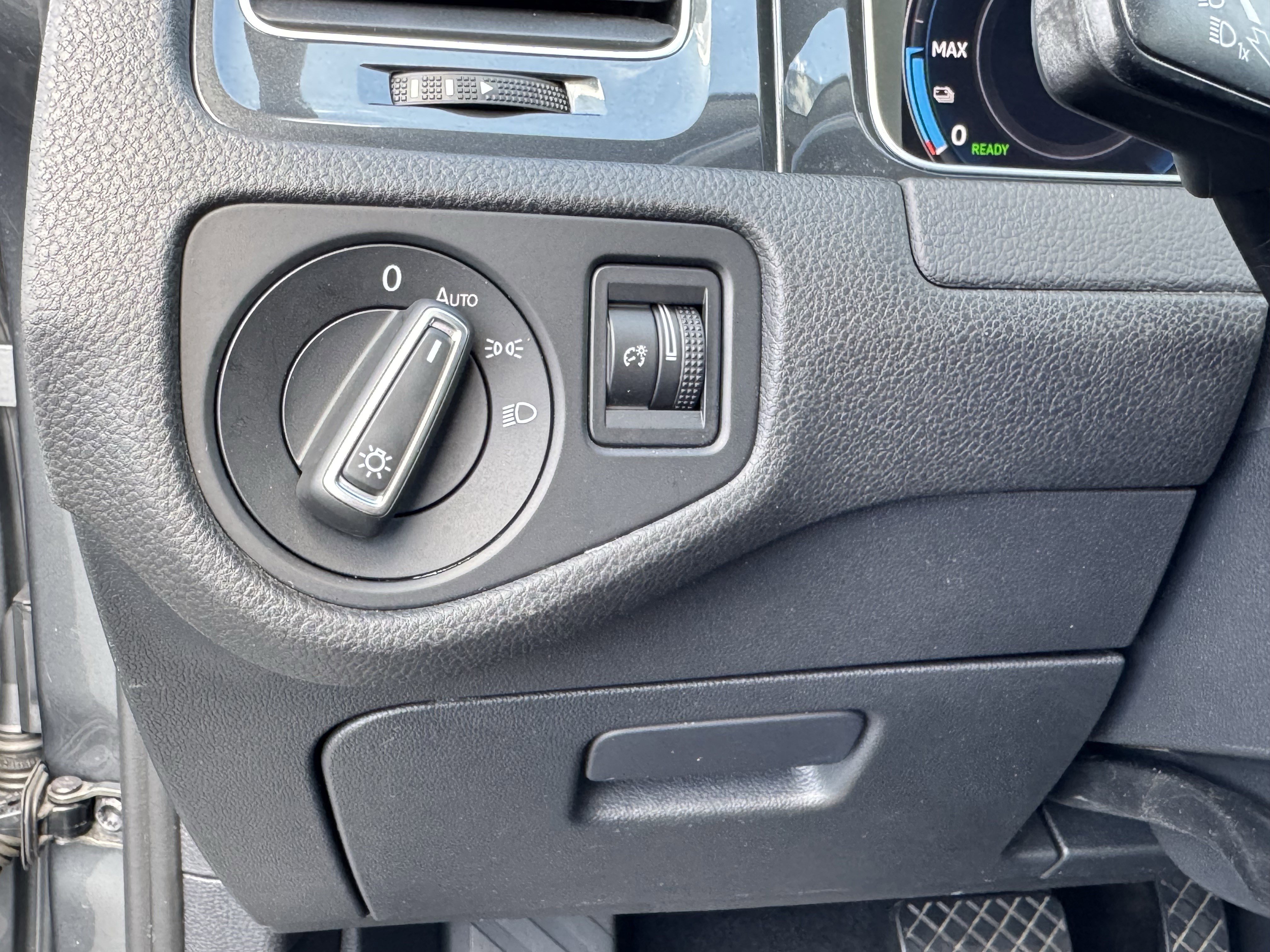 Used 2019 Volkswagen e-Golf SEL Premium image 28