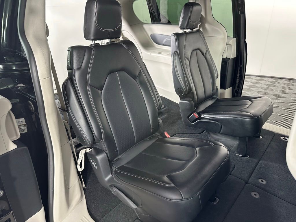 Used 2024 Chrysler Pacifica Touring-L image 30