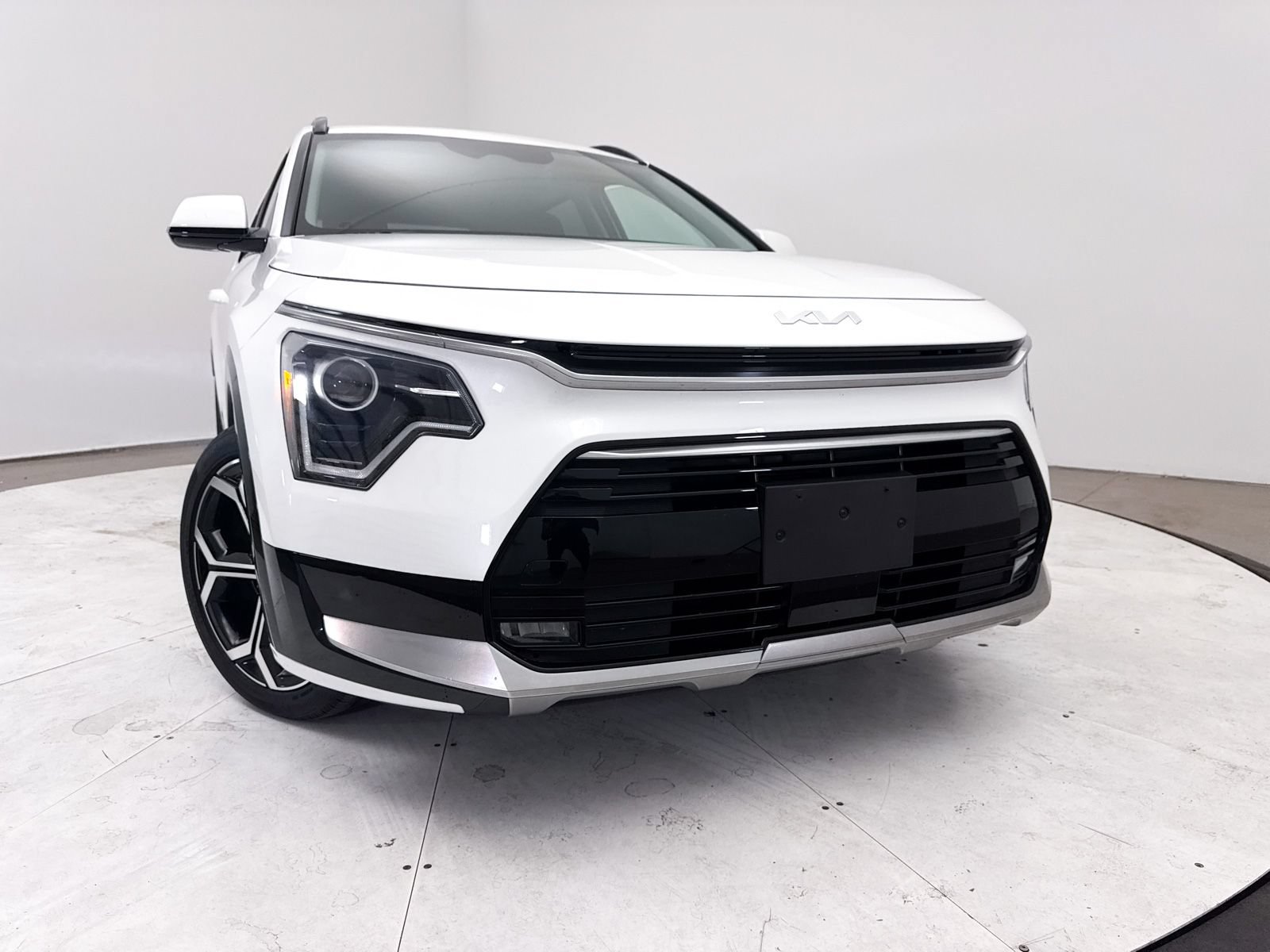 Used 2023 Kia Niro EX Touring FWD image 7