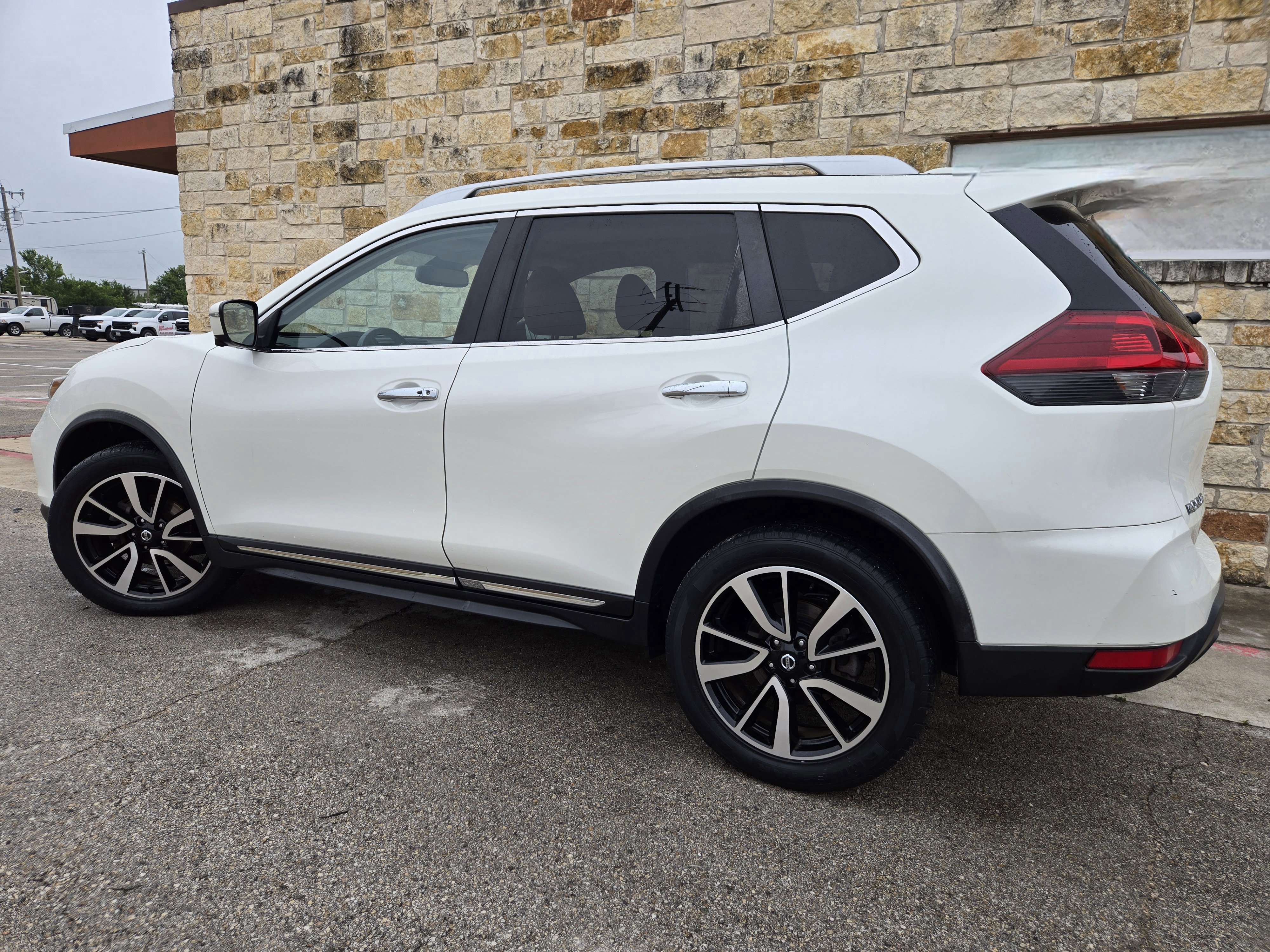 Used 2017 Nissan Pathfinder SV FWD image 3