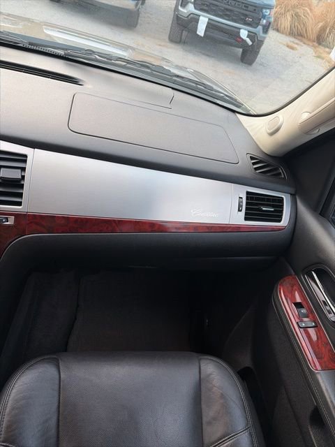 Used 2012 Cadillac Escalade Luxury image 25