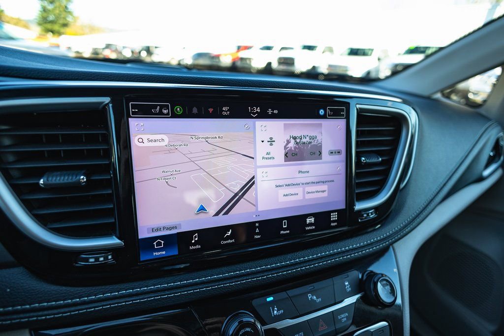 Used 2024 Chrysler Pacifica Select image 12