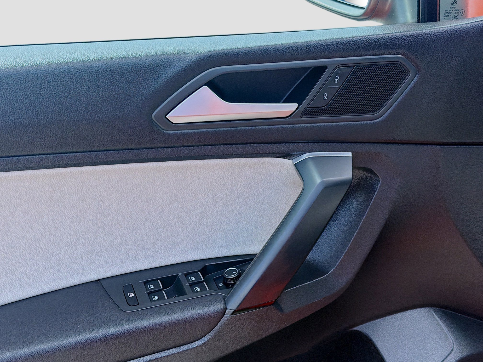 Used 2019 Volkswagen Tiguan SE image 14