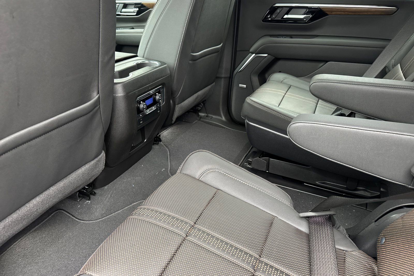 New 2026 Chevrolet Suburban High Country image 11