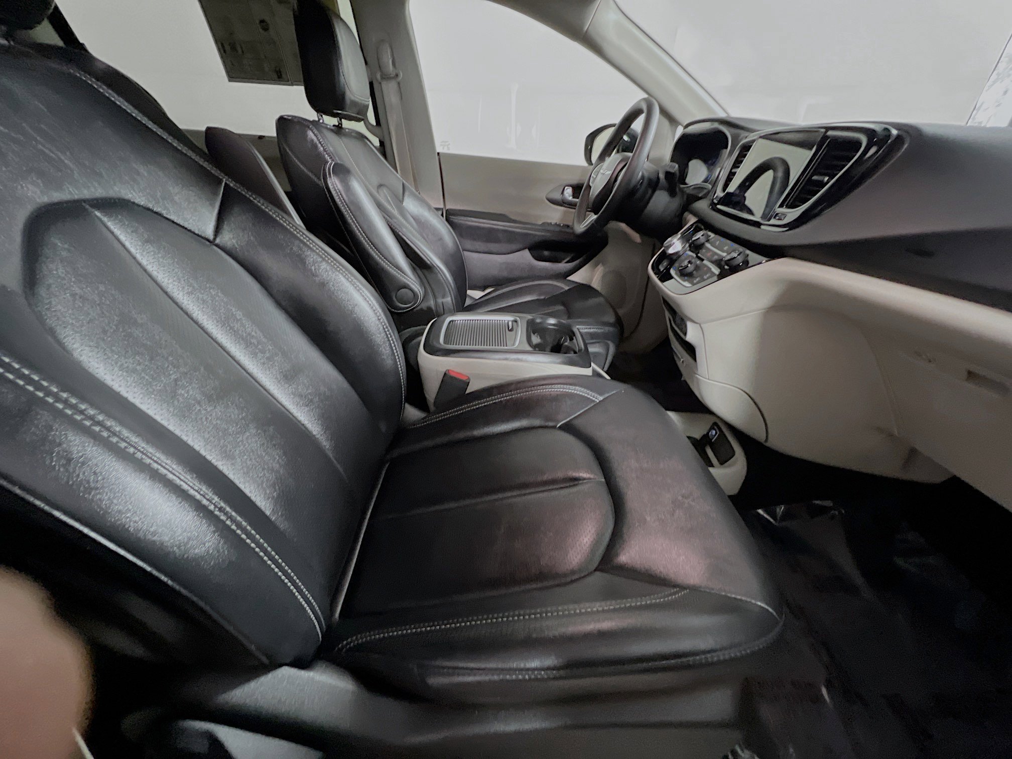 Used 2024 Chrysler Pacifica Touring-L image 31