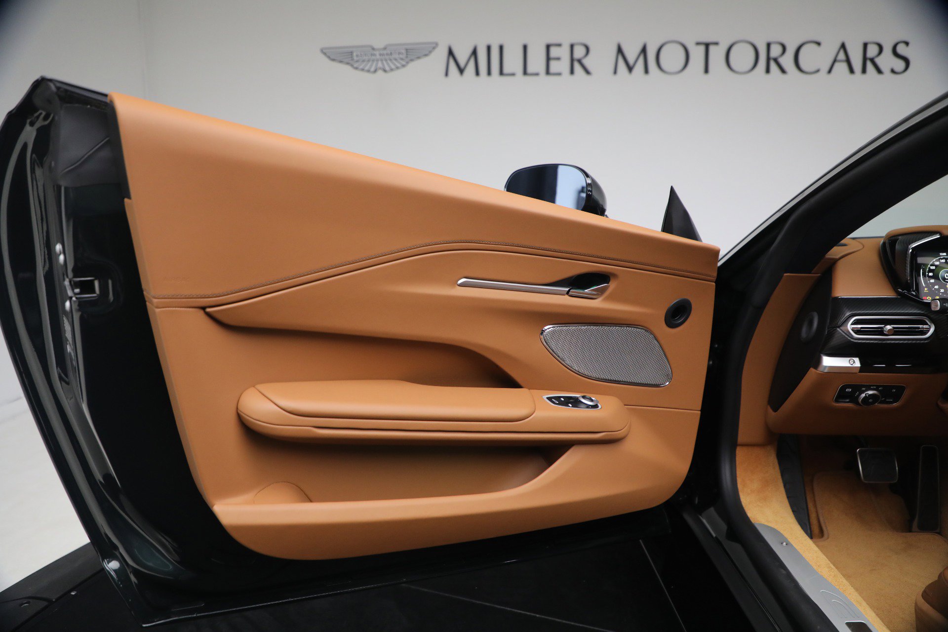 New 2026 Aston Martin V8 Vantage Roadster image 28