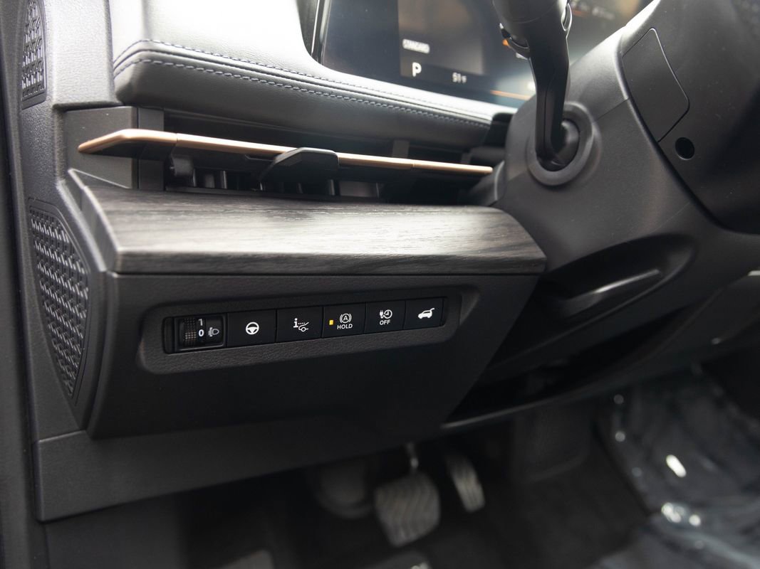 Used 2024 Nissan Ariya AWD image 14