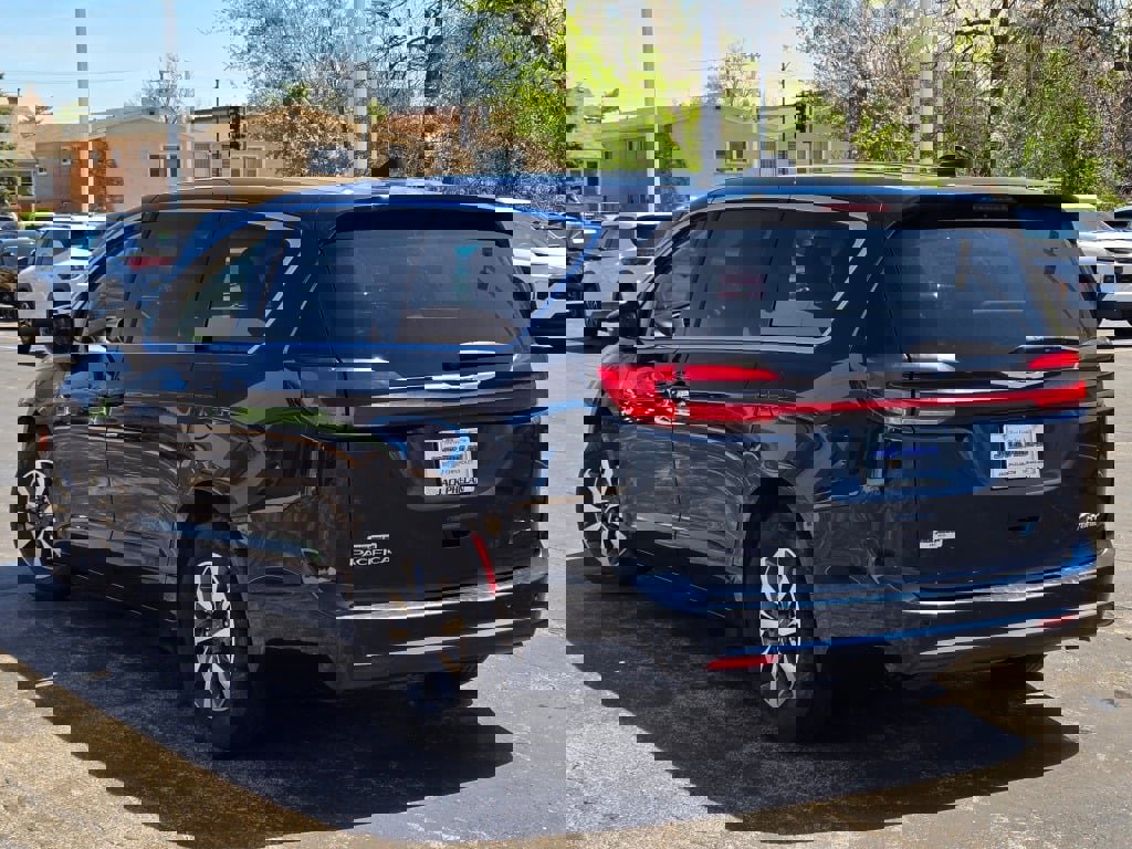 Used 2024 Chrysler Pacifica Select image 15