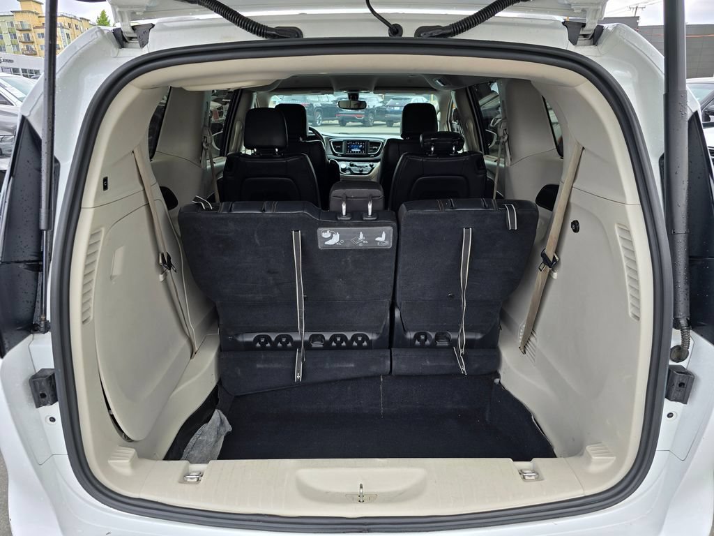 Used 2020 Chrysler Pacifica Touring-L FWD image 18