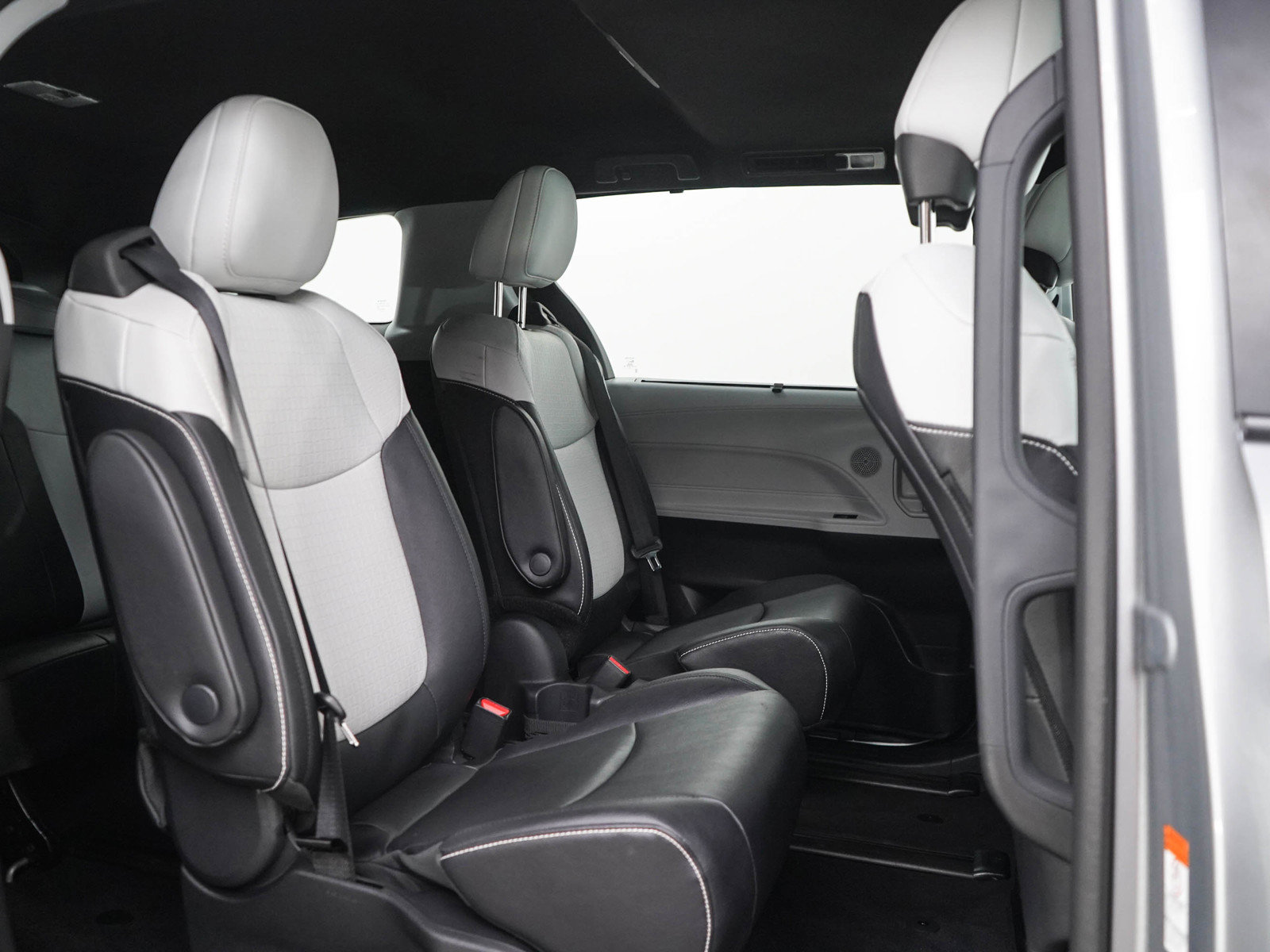 Used 2025 Toyota Sienna XSE AWD/4WD image 12