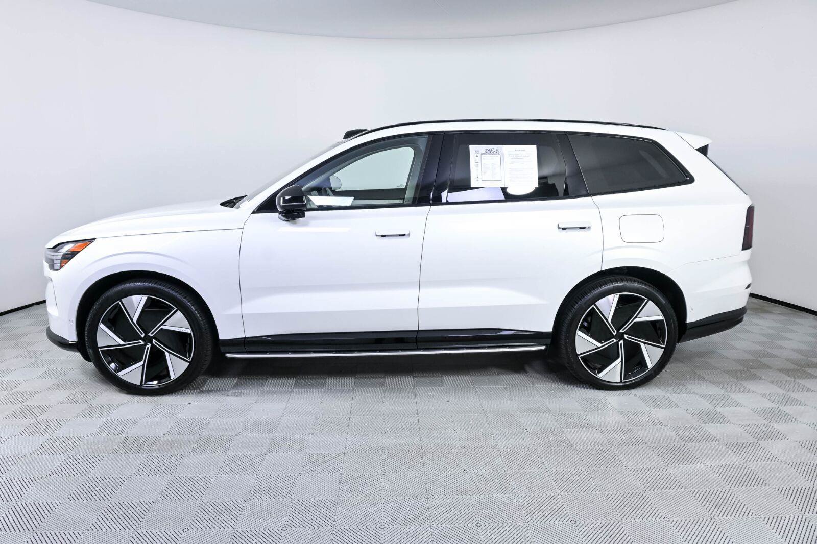 Used 2025 Volvo EX90 Ultra AWD/4WD image 2