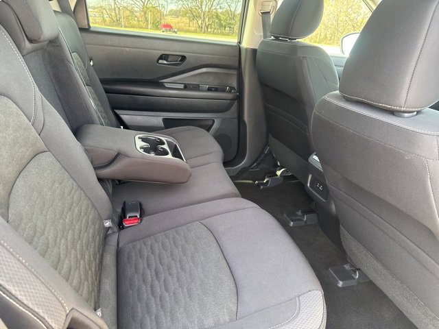Used 2024 Nissan Pathfinder SV image 16