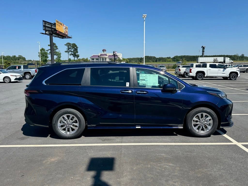 New 2026 Toyota Sienna XLE FWD image 7