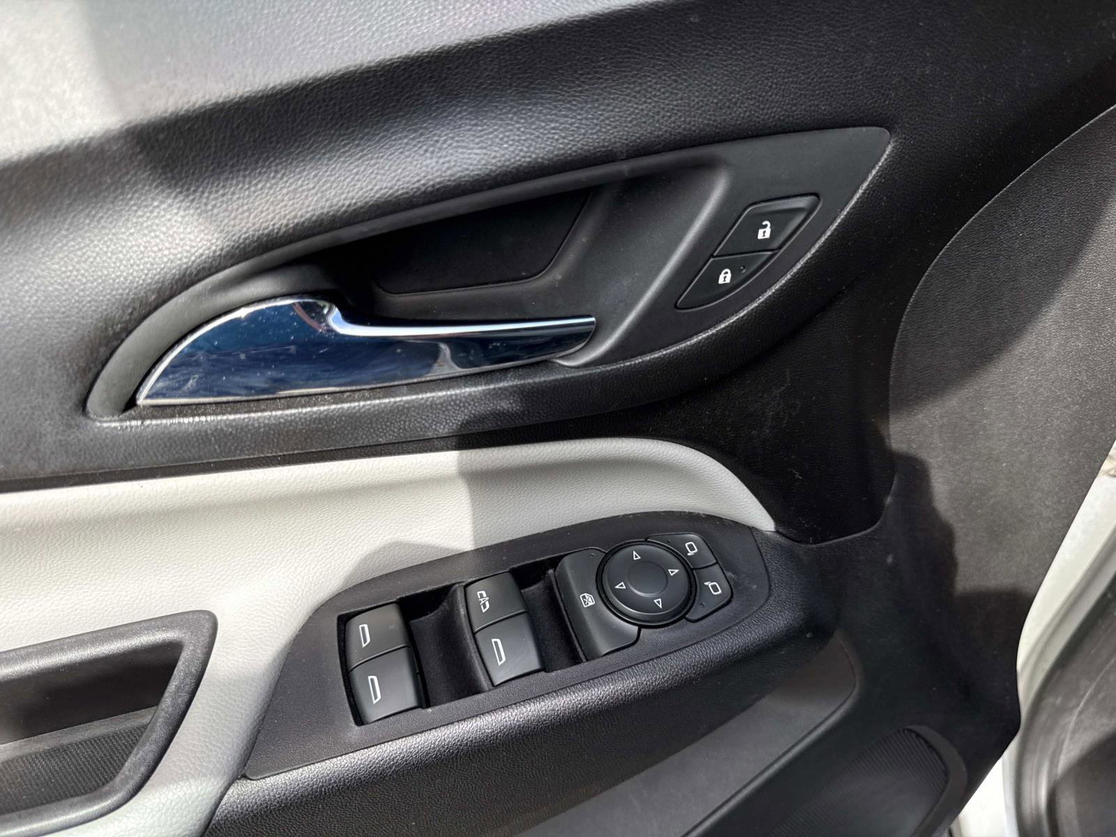 Used 2018 Chevrolet Equinox LS image 18
