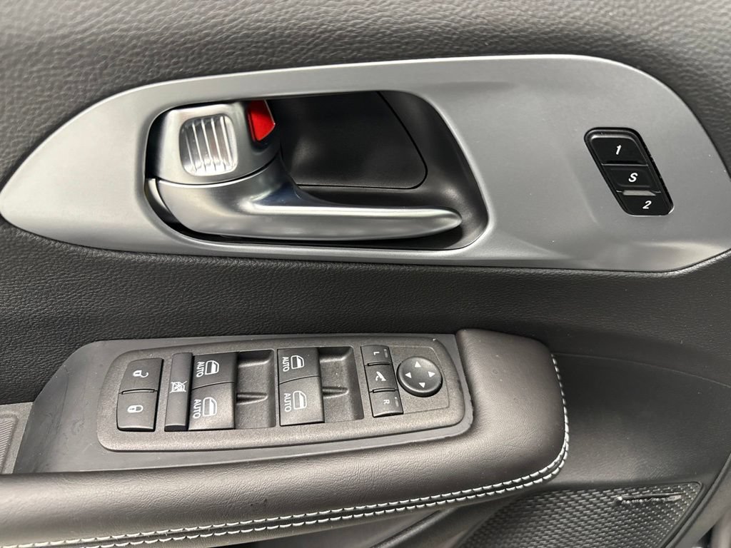 Used 2026 Chrysler Pacifica Limited w/ Uconnect Theater Family Group FWD image 20
