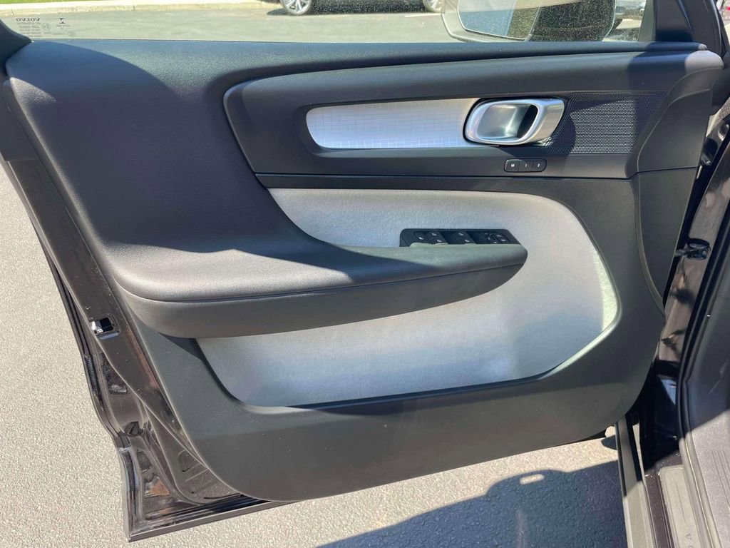 Used 2019 Volvo XC40 T5 Momentum AWD/4WD image 16