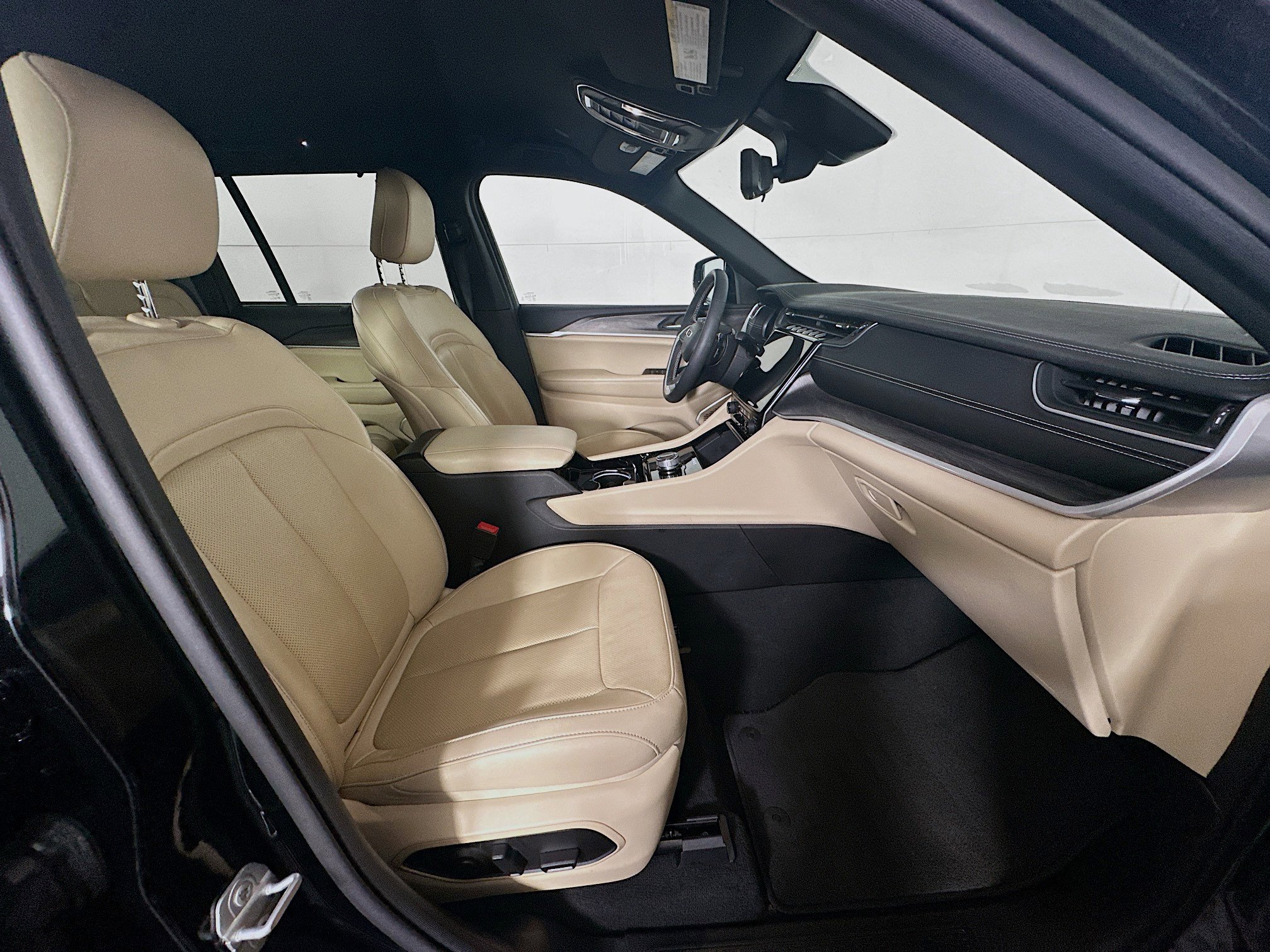 Used 2023 Jeep Grand Cherokee Limited w/ Luxury Tech Group II image 33