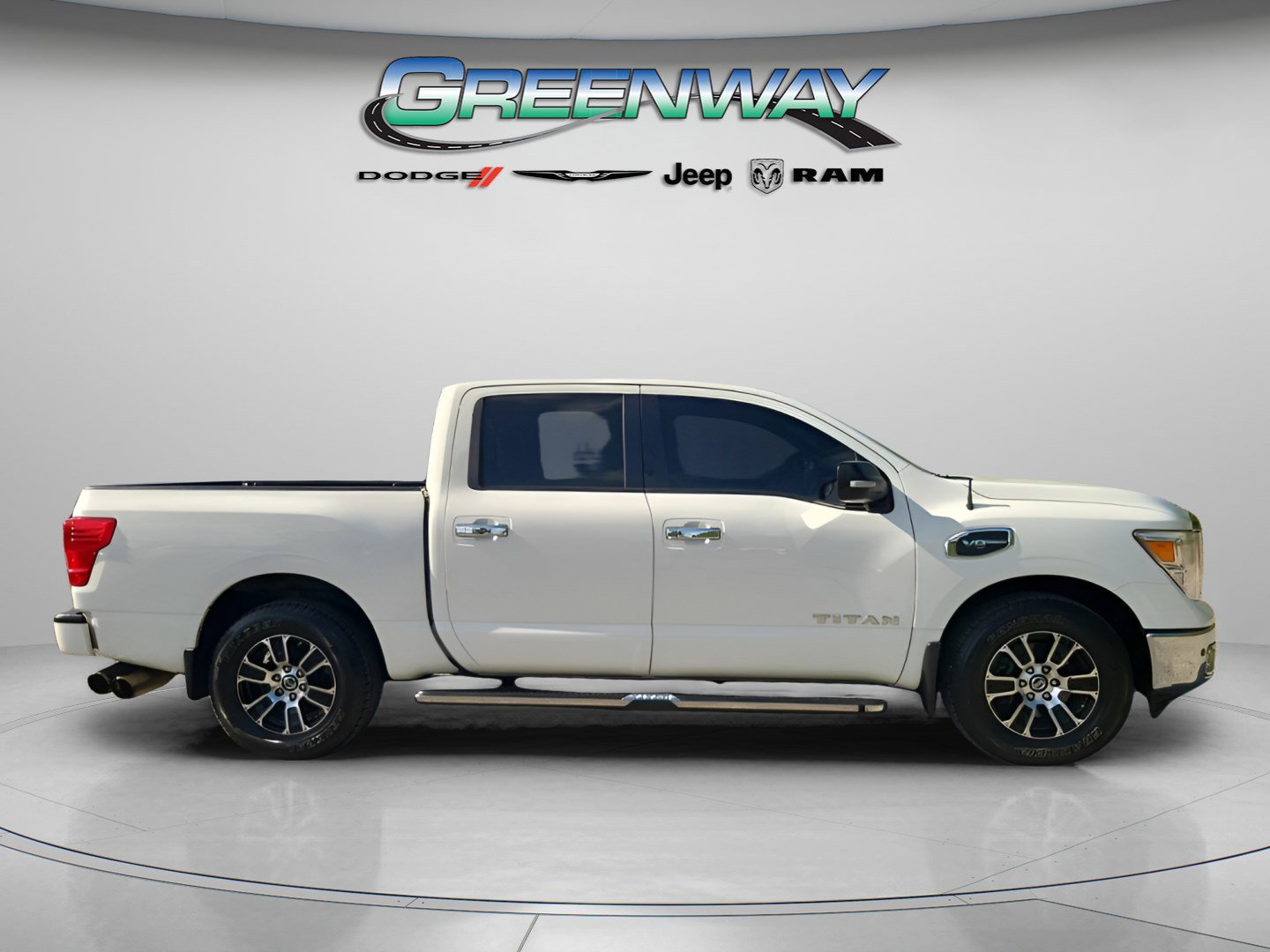 Used 2017 Nissan Titan SV RWD image 4