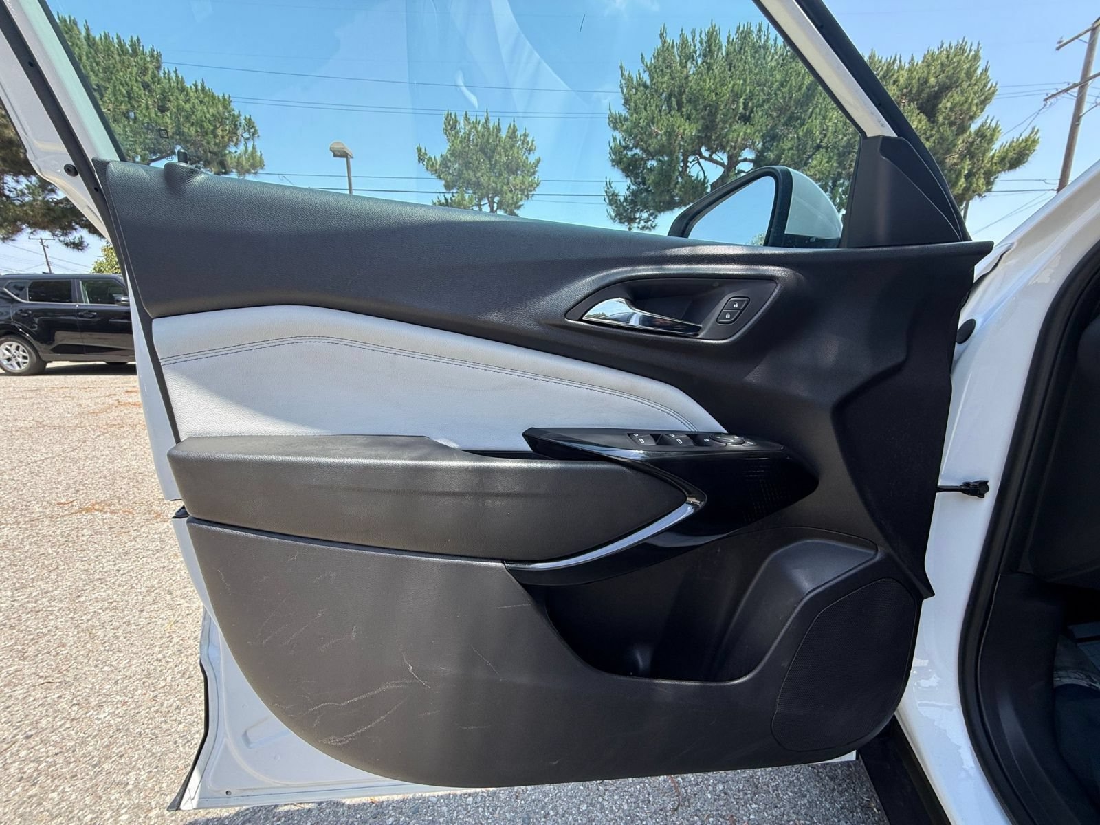 Used 2025 Chevrolet Trax LT FWD image 18