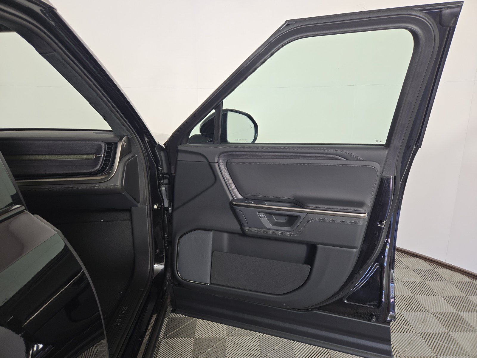 Used 2025 Rivian R1S Adventure AWD/4WD image 18