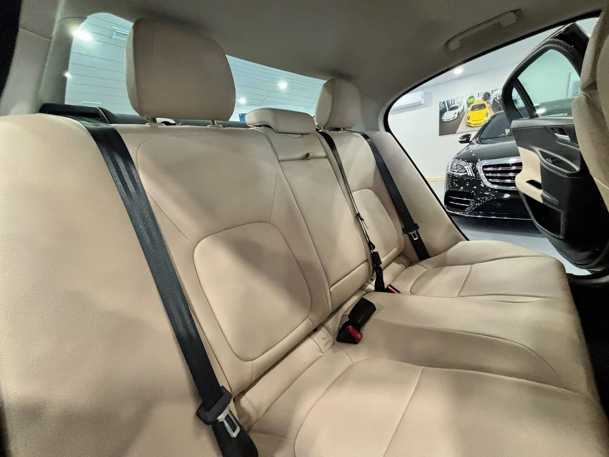 Used 2017 Jaguar XE Premium image 17