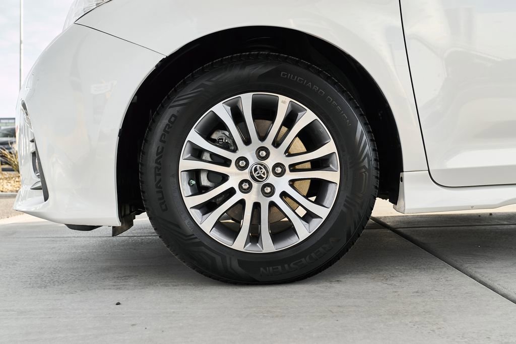 Used 2020 Toyota Sienna XLE w/ XLE Navigation Package image 3