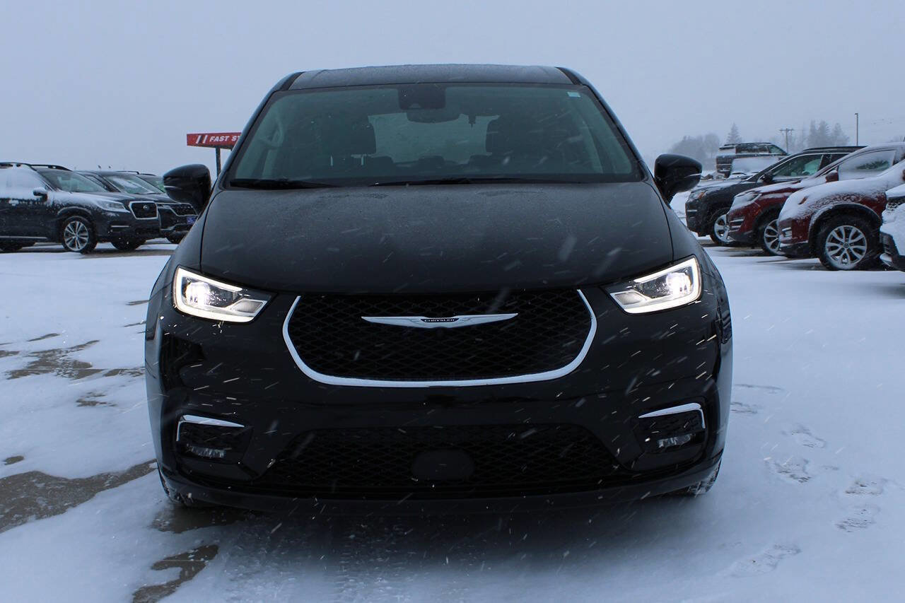 Used 2024 Chrysler Pacifica Touring-L image 2