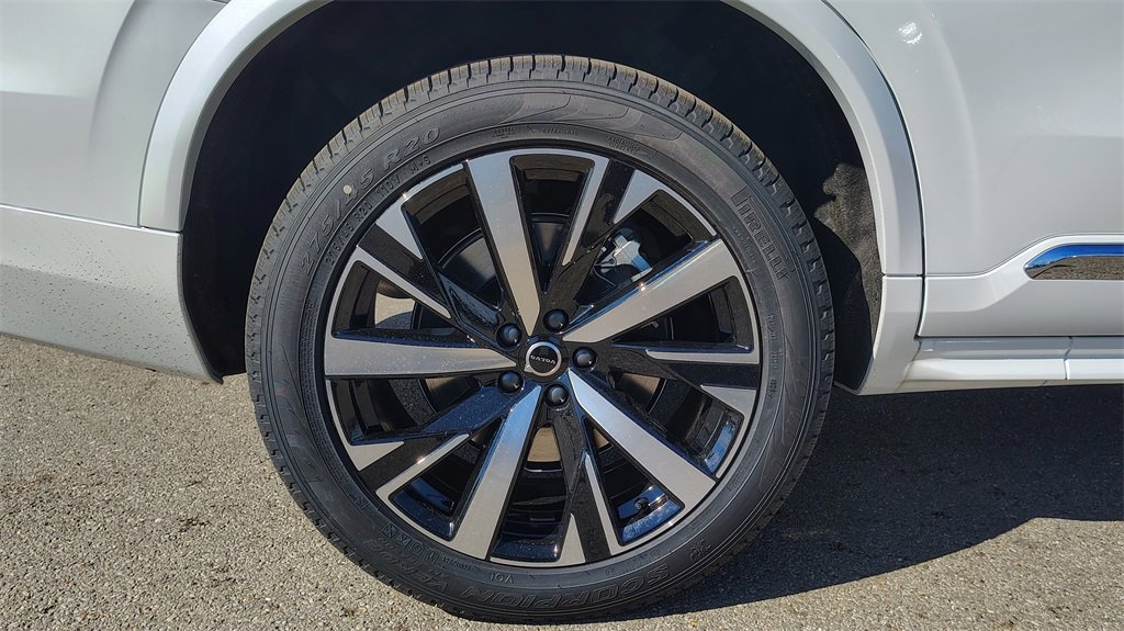 New 2025 Volvo XC90 T8 Core w/ Climate Package image 33