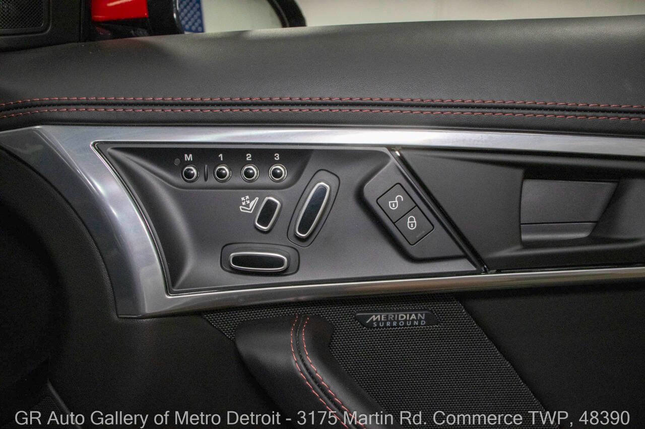 Used 2020 Jaguar F-TYPE R image 37