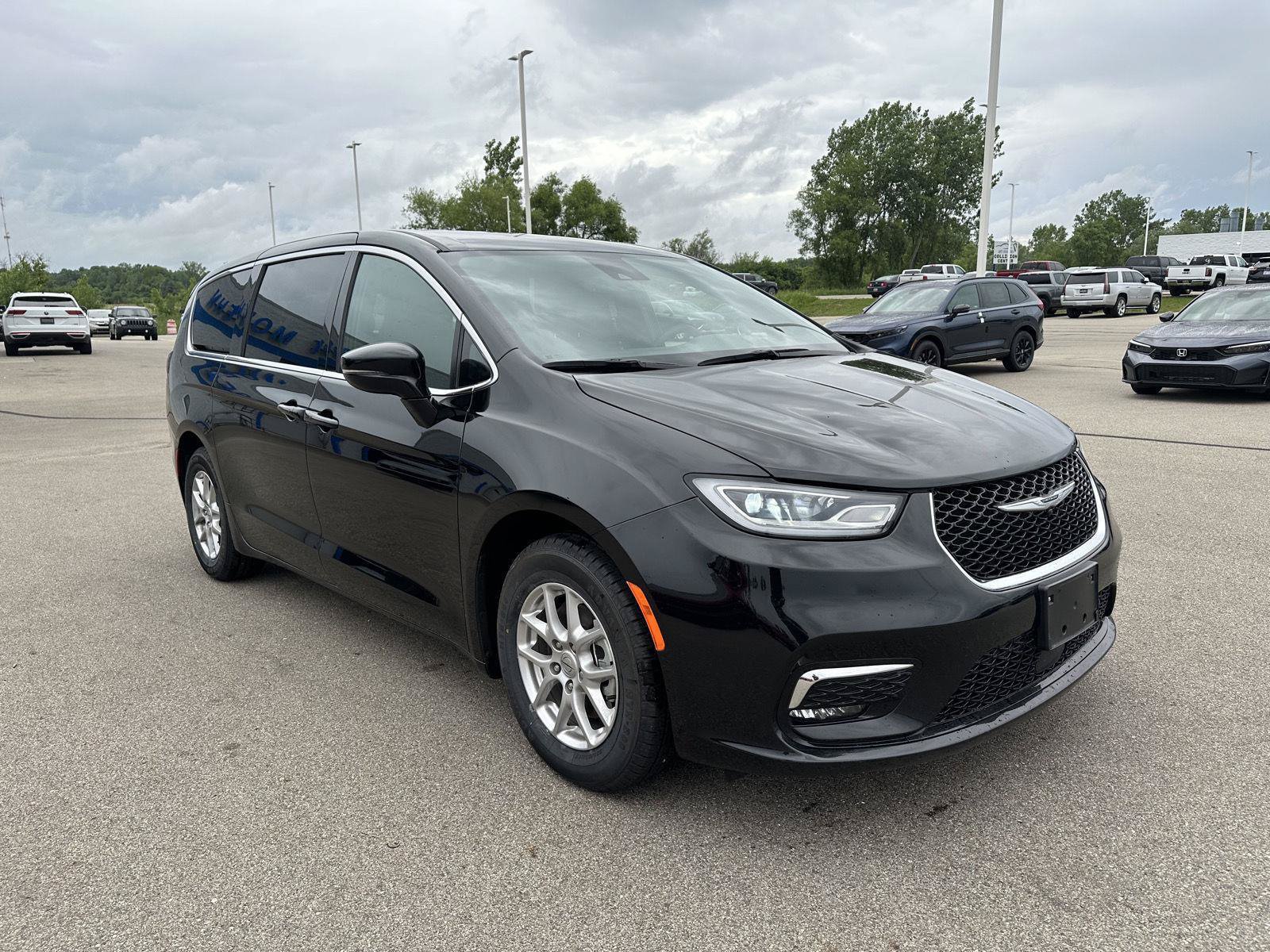 Used 2025 Chrysler Pacifica Select FWD image 12