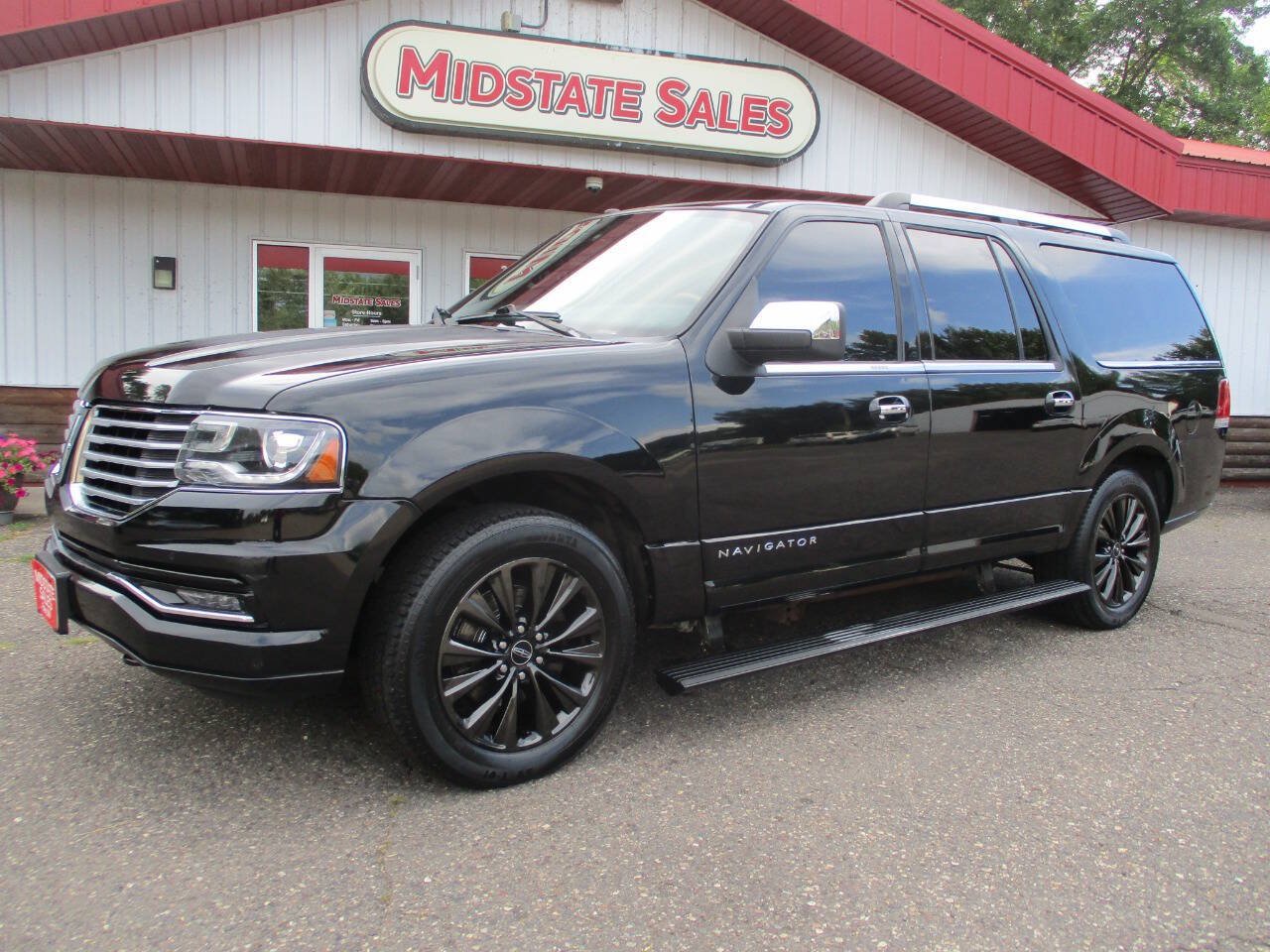Used 2017 Lincoln Navigator L Select AWD/4WD image 2