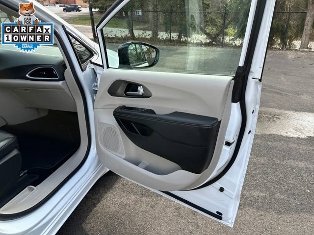 Used 2024 Chrysler Pacifica Touring-L image 10