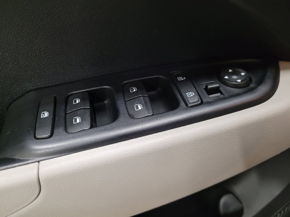 Used 2023 Hyundai Venue SEL image 27
