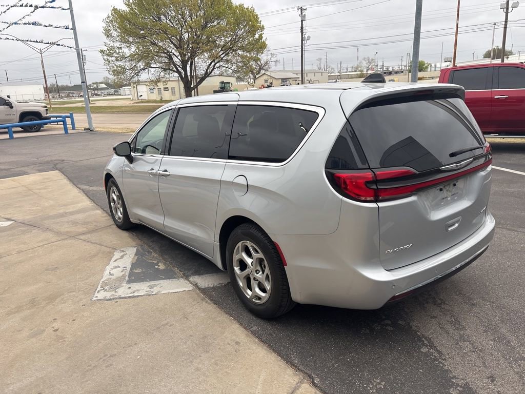 Used 2024 Chrysler Pacifica Limited image 3