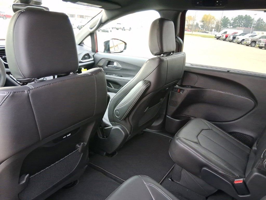 New 2026 Chrysler Pacifica Select image 16