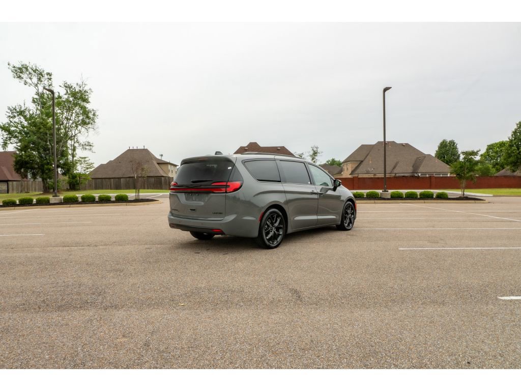 Used 2025 Chrysler Pacifica Limited FWD image 5