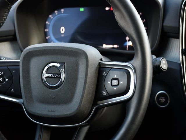 Certified 2025 Volvo XC40 B5 Core AWD/4WD image 20