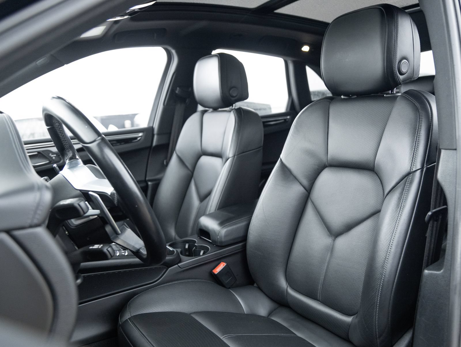 Certified 2021 Porsche Macan S AWD/4WD image 5