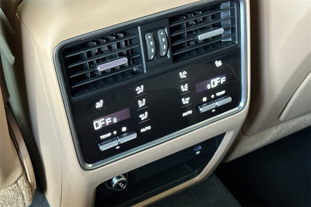 Used 2023 Porsche Cayenne Platinum Edition image 16