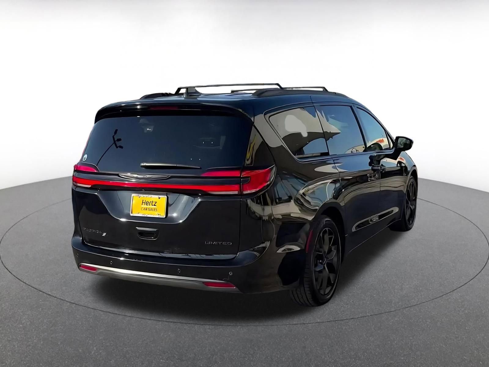 Used 2025 Chrysler Pacifica Limited image 14