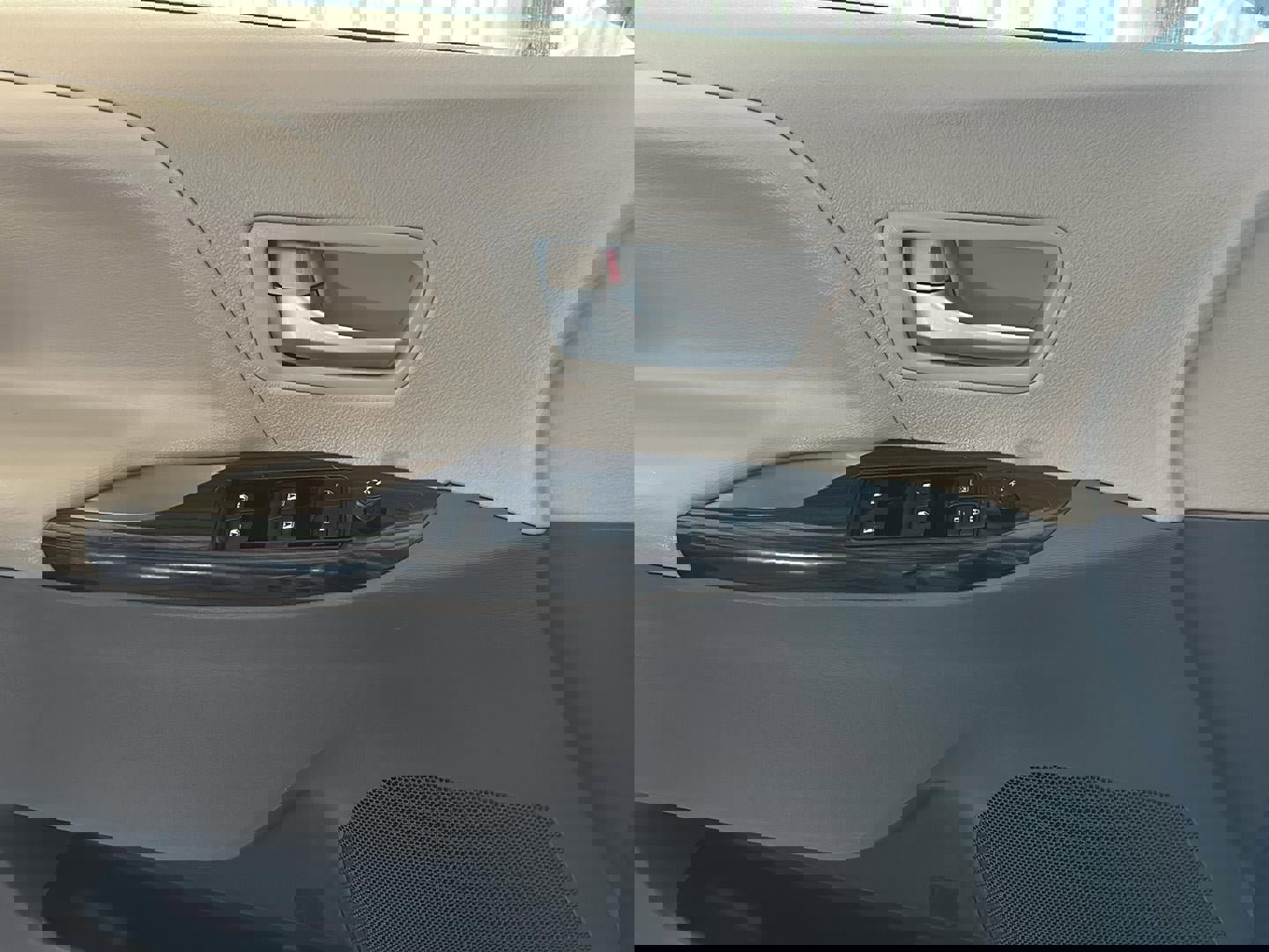 Used 2015 Toyota Sienna XLE w/ XLE Navigation Package FWD image 12