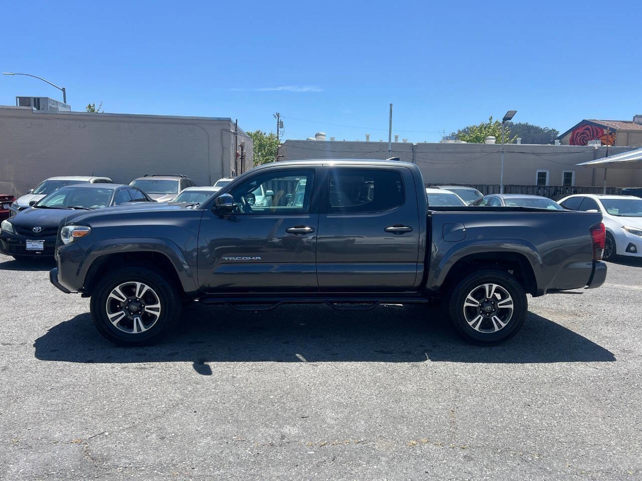 Used 2018 Toyota Tacoma TRD Sport w/ Technology Package AWD/4WD image 3