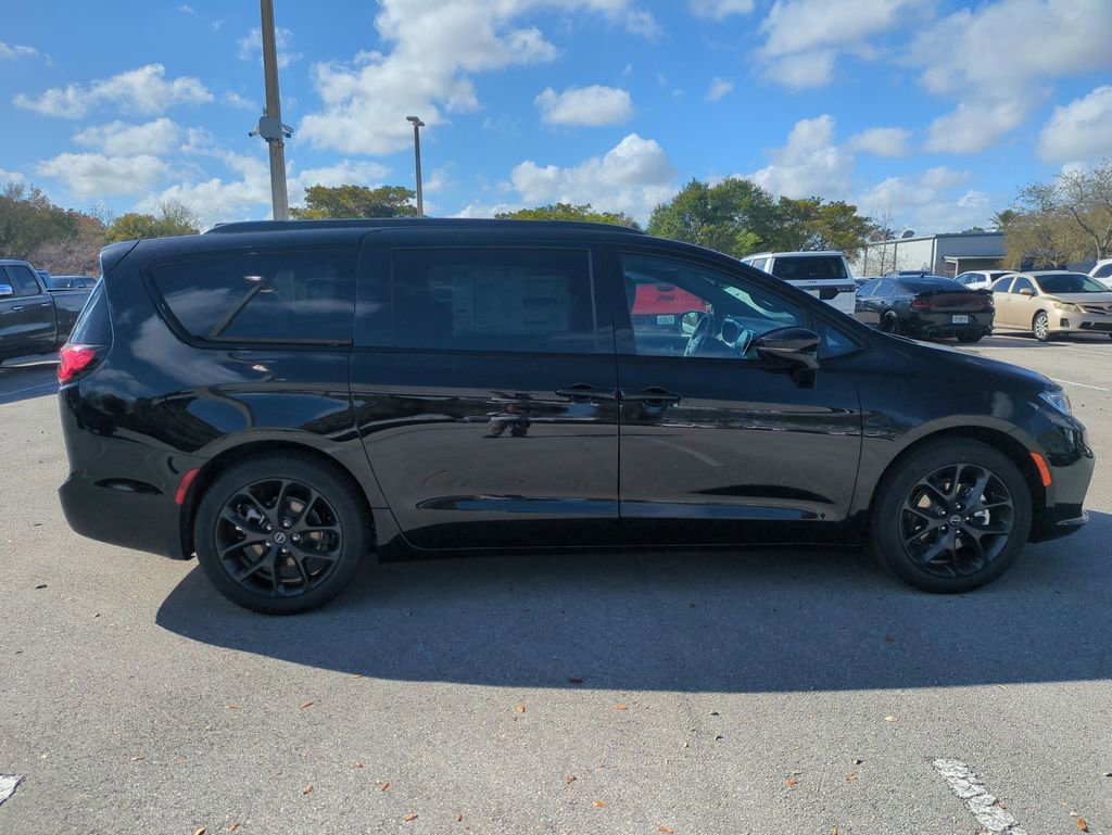 New 2026 Chrysler Pacifica Limited image 4