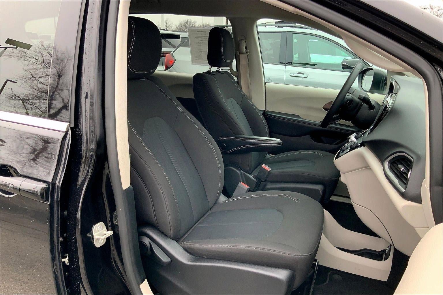 Used 2024 Chrysler Voyager LX image 7