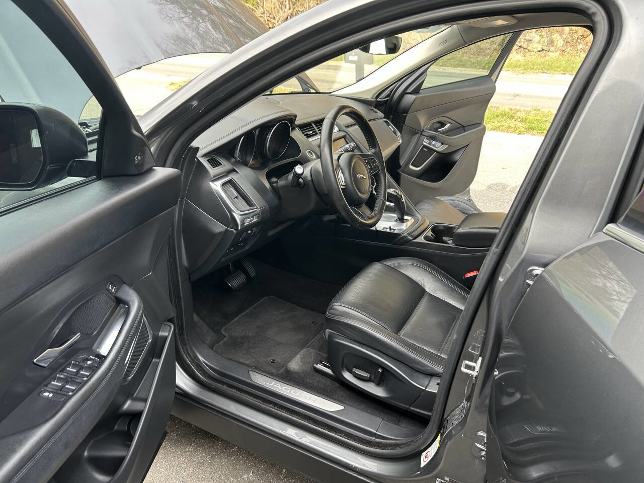 Used 2018 Jaguar E-PACE S image 22